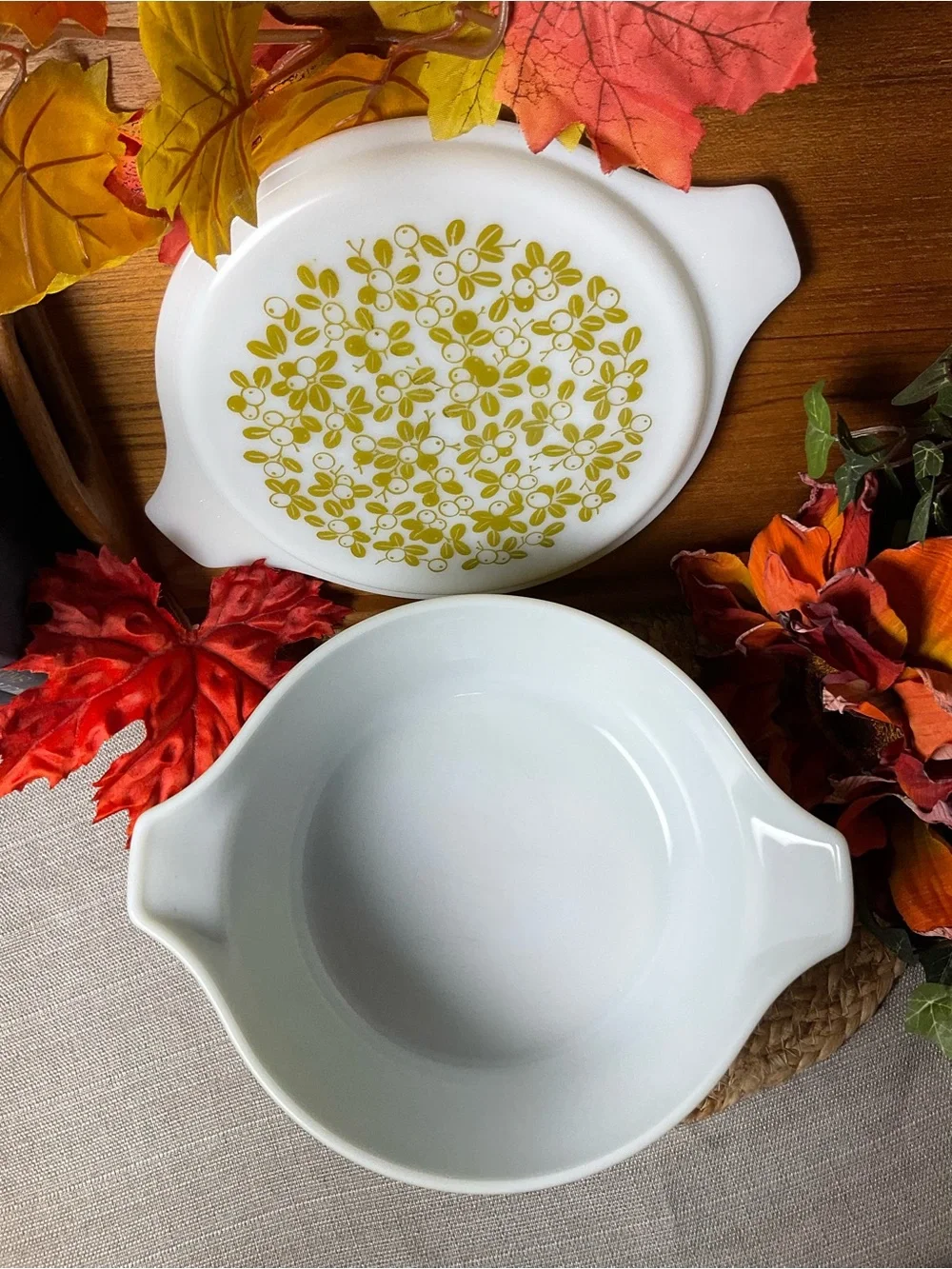 Vintage Pyrex Verde 2.5 Qt Casserole with Olive Floral Lid